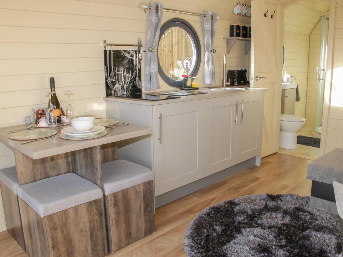 Stapeley Pod Villa Shrewsbury Bagian luar foto